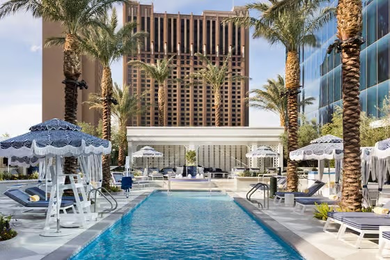 Oasis Pool Fontainebleau 9